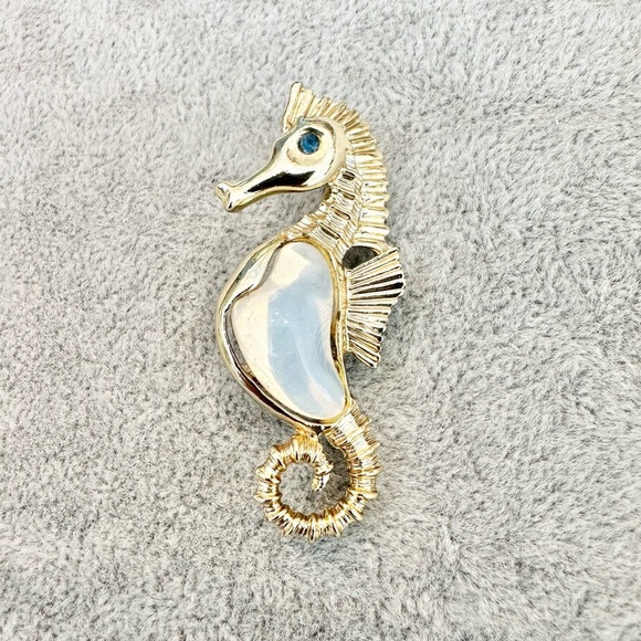 Jewelry - Vintage Gold Tone Seahorse With A Faux Moon Stone Jelly Belly Scatter Pin Brooch
